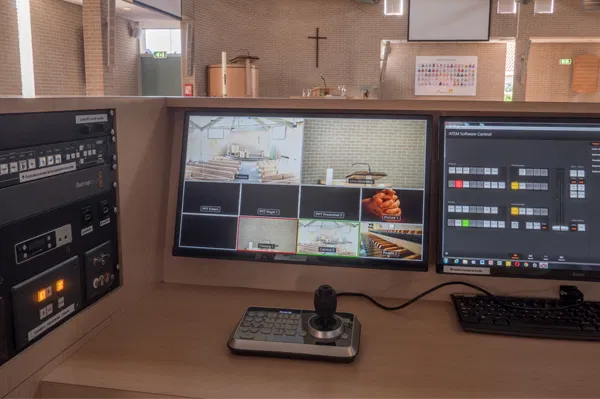 Regieruimte met beeldschermen voor livestreaming